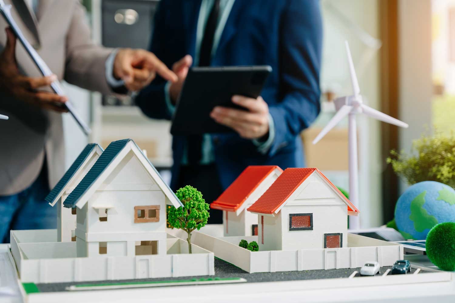 Un asesor inmobiliario enseñando planos de una propiedad a un cliente